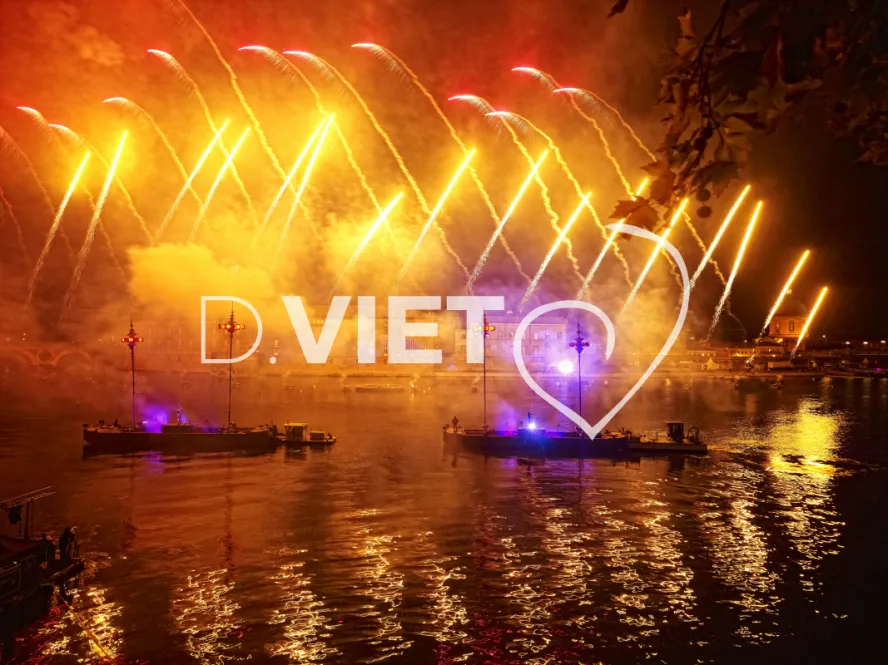 Photo TOULOUSE by VIET - Spectacle sur la garonne