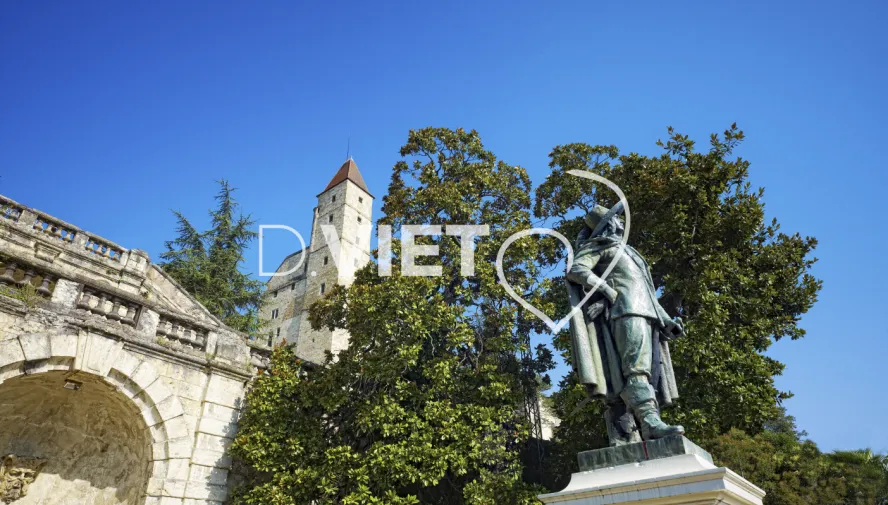 Photo TOULOUSE by VIET - Tour d'armagnac et statue de Dartagnan