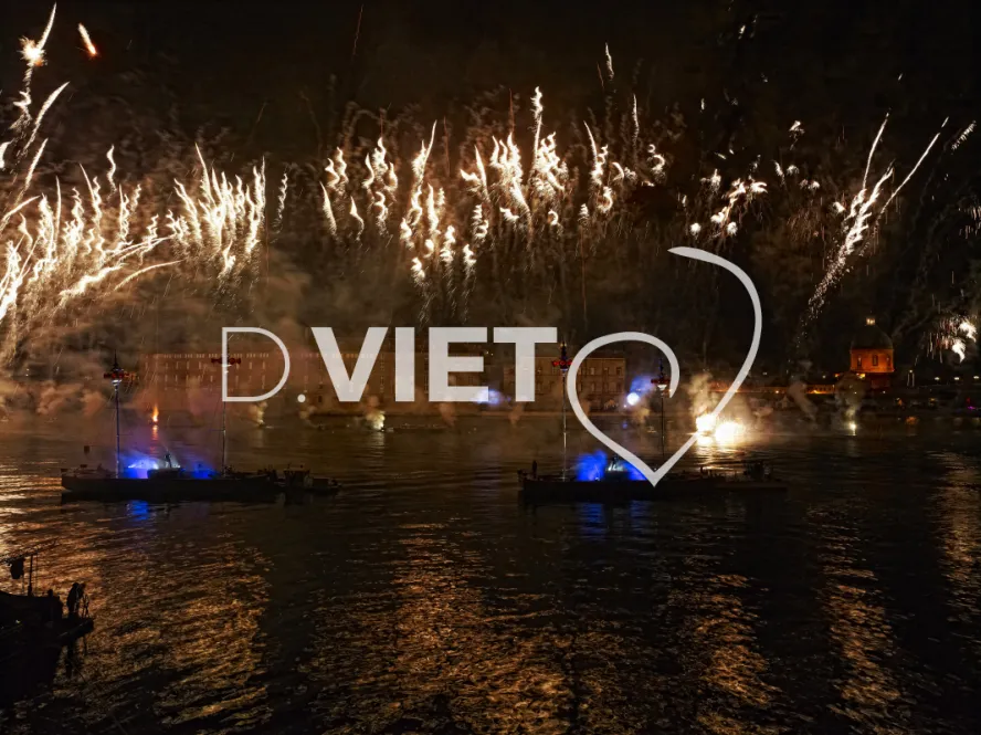 Photo TOULOUSE by VIET - Spectacle sur la garonne