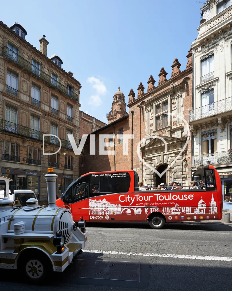 Photo TOULOUSE by VIET - City tour et Petit train touristique Place d'Assezat