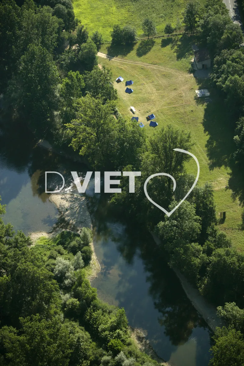 Photo TOULOUSE by VIET - 81 ENTRE BRUNIQUEL ET PENNE RIVIERE L'AVEYRON N44°04064 E001°41351 ©VIET 361.com