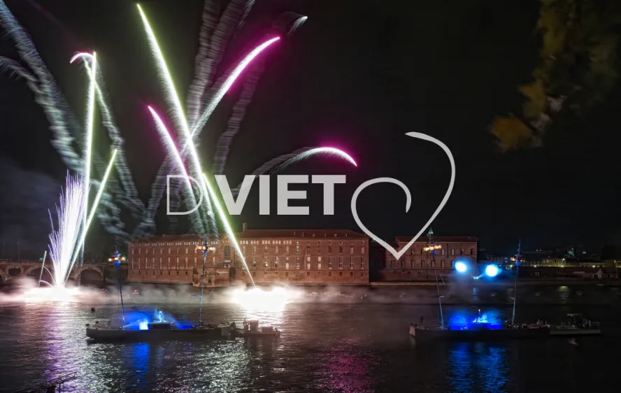 Photo TOULOUSE by VIET - Spectacle sur la garonne