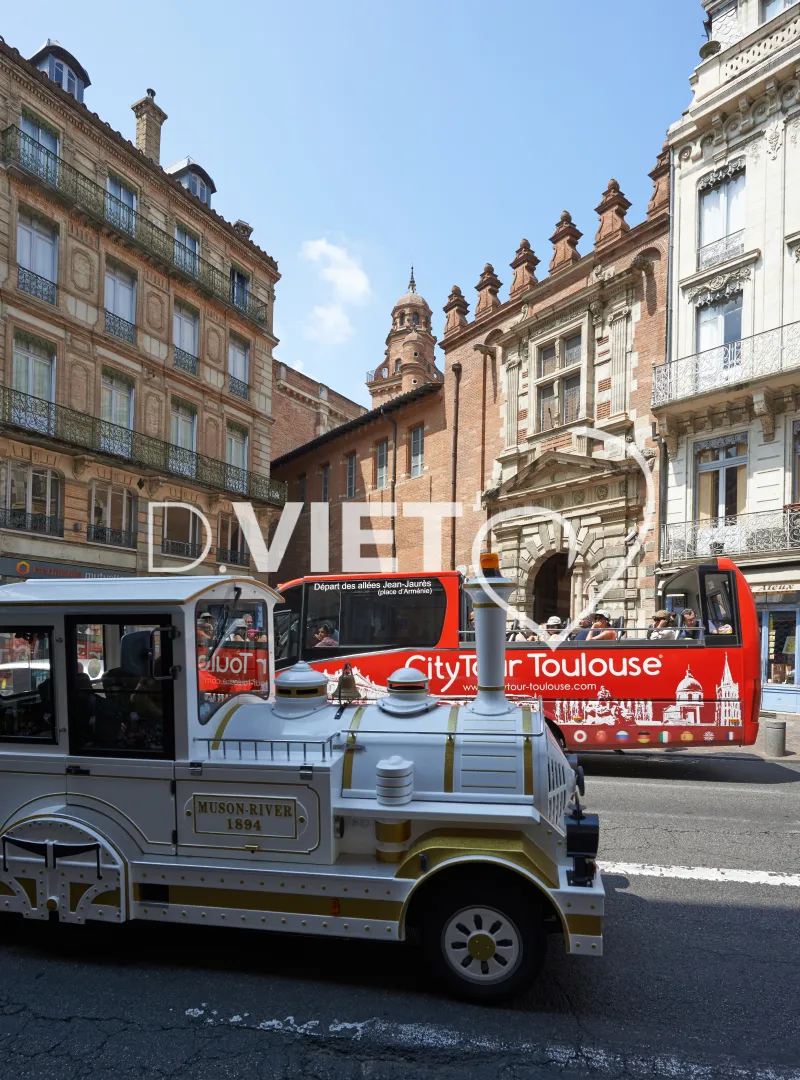 Photo TOULOUSE by VIET - City tour et Petit train touristique Place d'Assezat