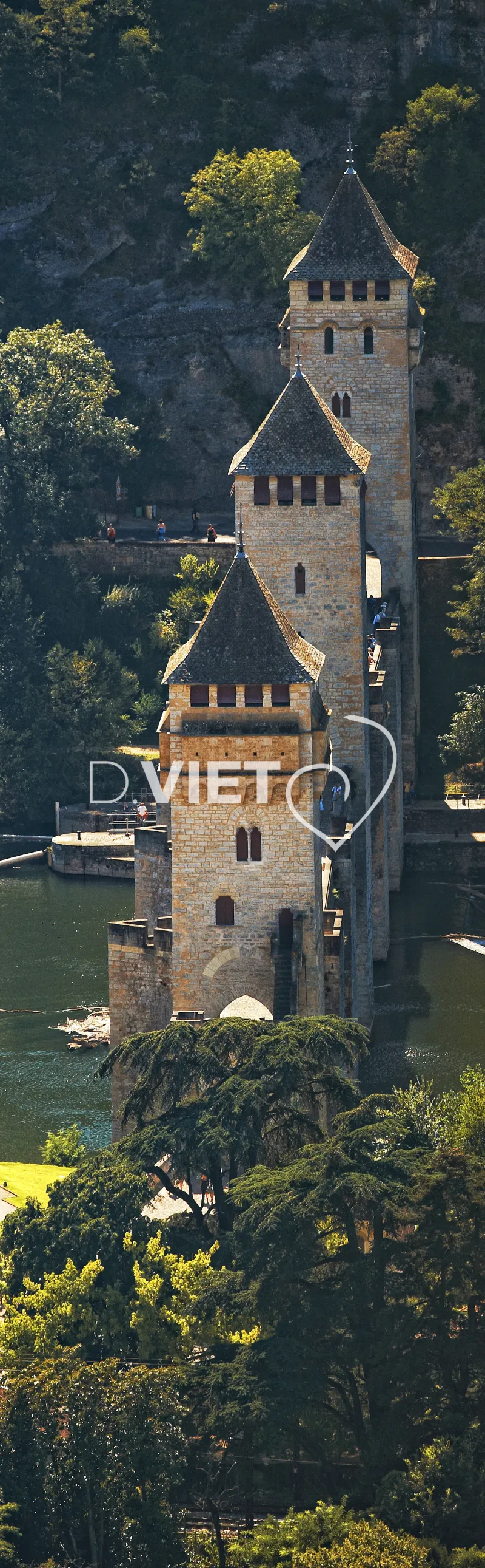 Photo TOULOUSE by VIET - Le pont Valentré franchissant le Lot