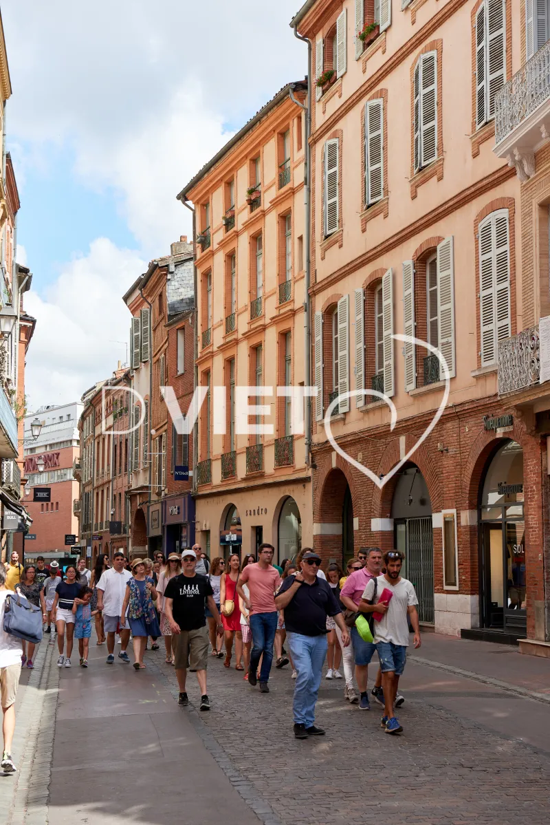 Photo TOULOUSE by VIET - Groupe en visite rue commercante