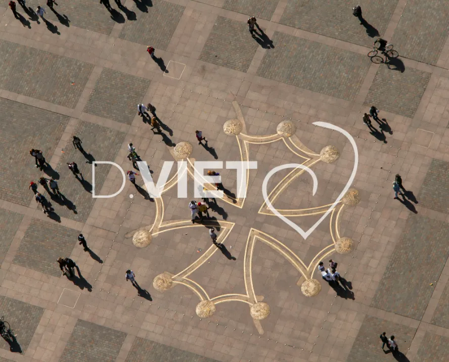 Photo TOULOUSE by VIET - Place du Capitole croix occitane