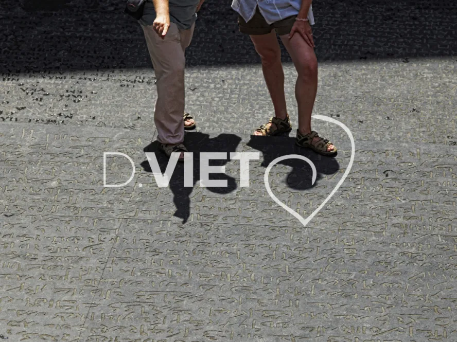 Photo TOULOUSE by VIET - Pierre de rosette sur la place des ecritures