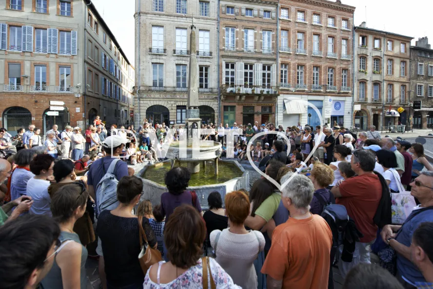 Photo TOULOUSE by VIET - Place Saint Etienne Cie La Baraque musique dansée