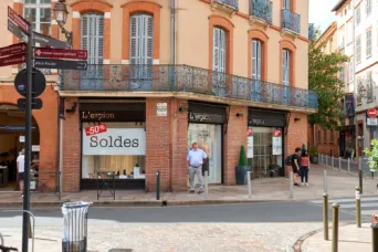 Photo TOULOUSE by VIET - l'espion et les soldes