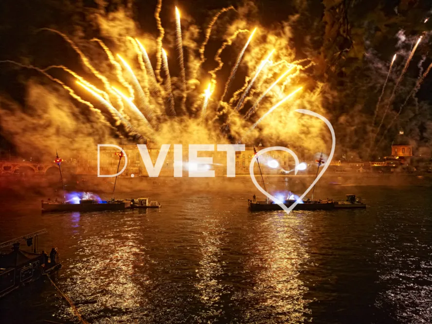 Photo TOULOUSE by VIET - Spectacle sur la garonne