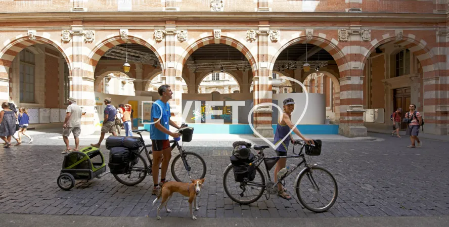 Photo TOULOUSE by VIET - Cour Henri IV Touristes italiens