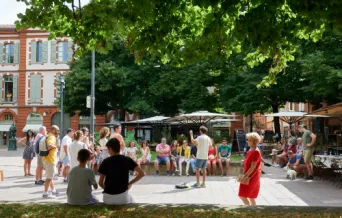 Photo TOULOUSE by VIET - Groupe en visite rue commercante