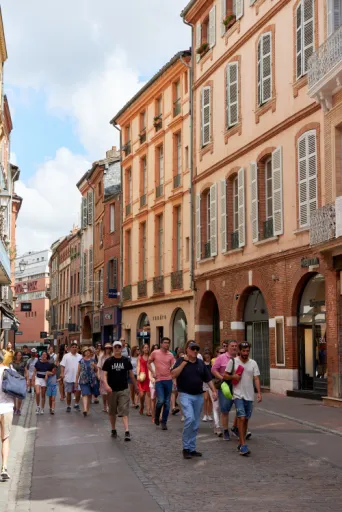 Photo TOULOUSE by VIET - Groupe en visite rue commercante