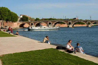 Photo TOULOUSE by VIET - au bord de la Garonne