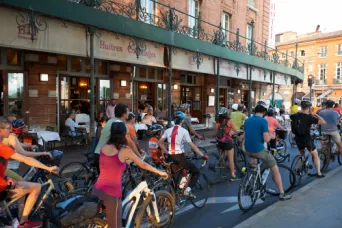 Photo TOULOUSE by VIET - velo au bord de la garonne