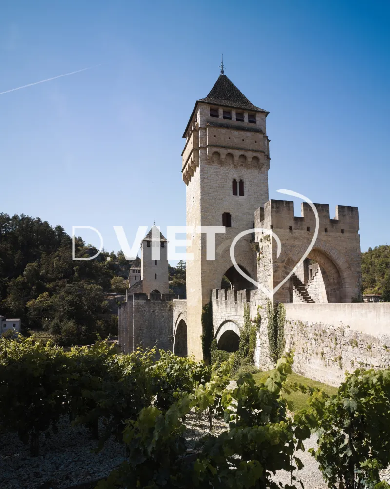 Photo TOULOUSE by VIET - Le pont Valentré franchissant le Lot