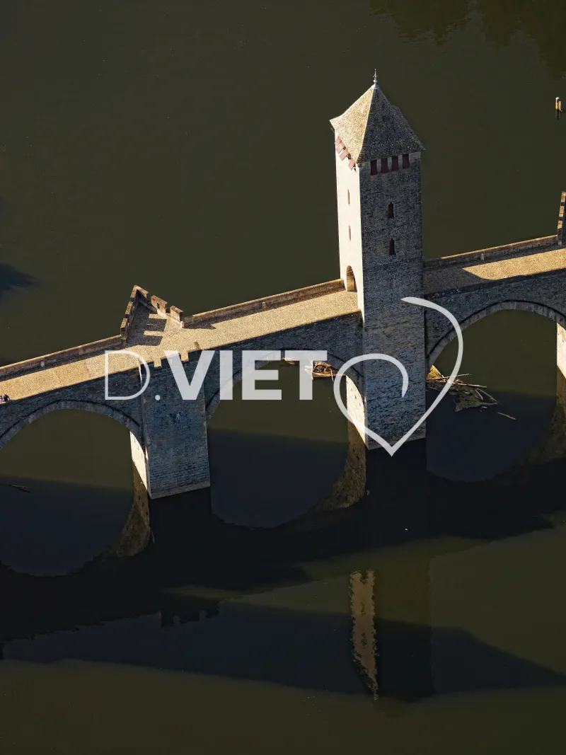 Photo TOULOUSE by VIET - Le pont Valentré franchissant le Lot