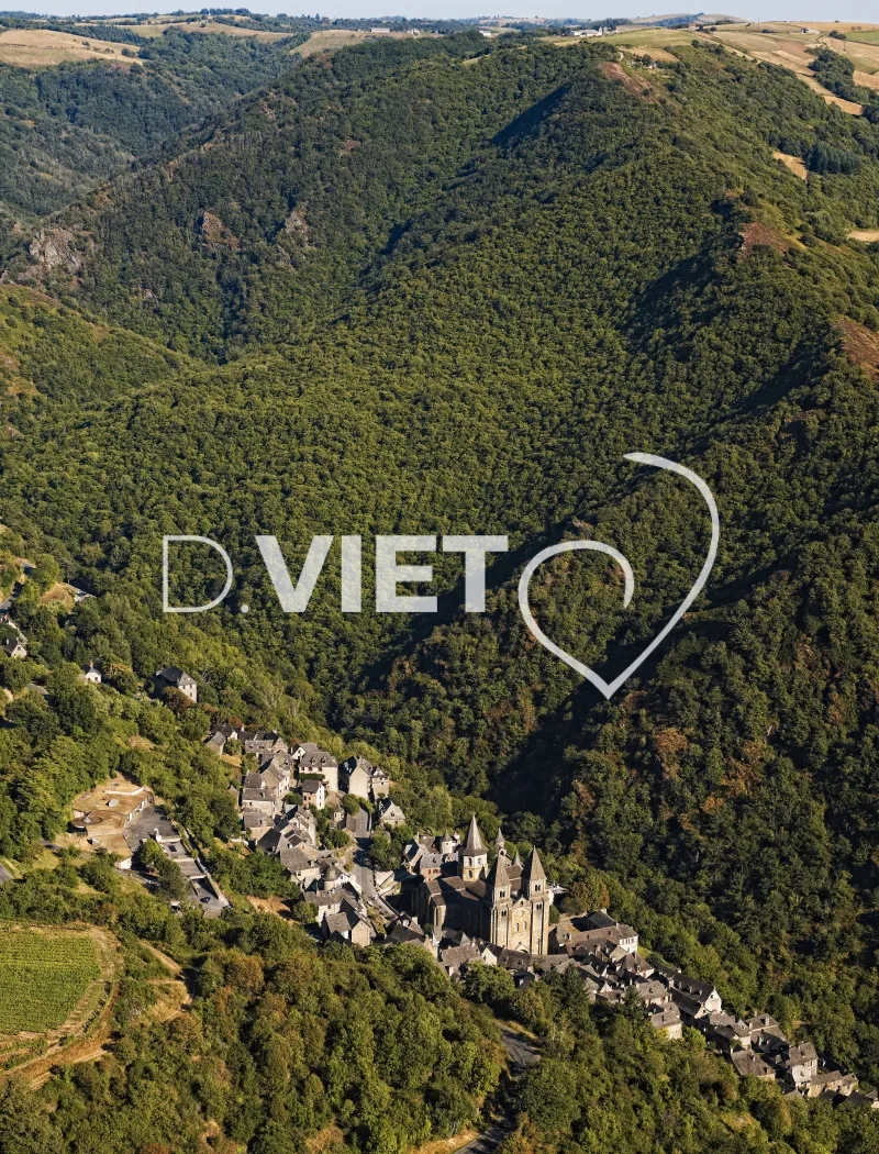 Photo TOULOUSE by VIET - Abbatiale de Conques et son ecrin de verdure