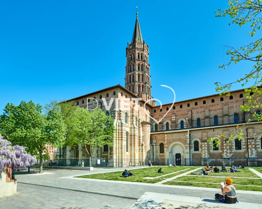 Photo TOULOUSE by VIET - Place de Saint-Sernin et ses glycines