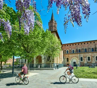 Photo TOULOUSE by VIET - Place de Saint-Sernin et ses glycines