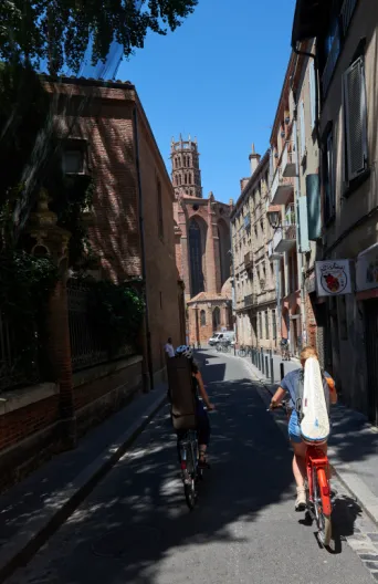 Photo TOULOUSE by VIET - musicienne &agrave; velo aux jacobins