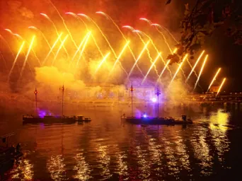 Photo TOULOUSE by VIET - Spectacle sur la garonne