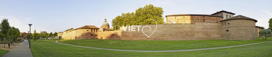 Photo TOULOUSE by VIET - Pelouse et brique aux abattoirs