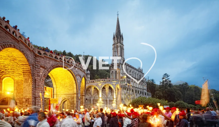 Photo TOULOUSE by VIET - processsion de nuit