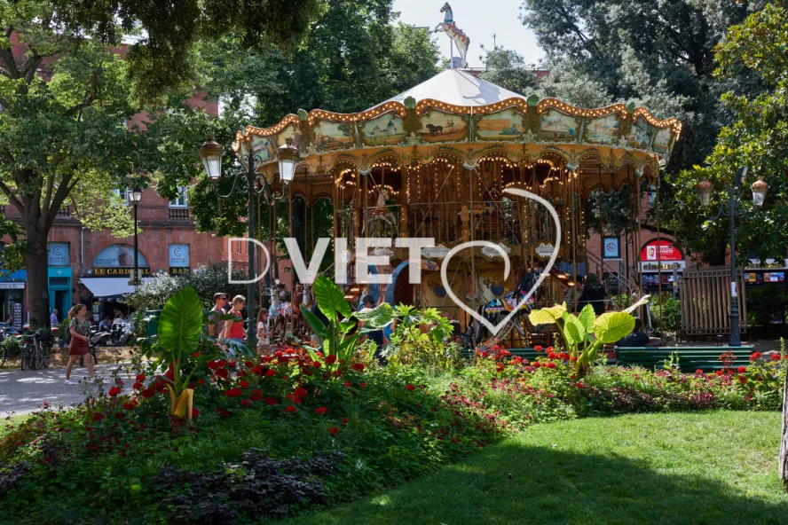 Photo TOULOUSE by VIET - le manege les plantes et le Cardinal