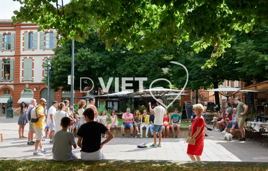 Photo TOULOUSE by VIET - Groupe en visite rue commercante