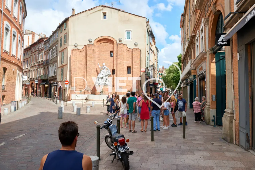 Photo TOULOUSE by VIET - Groupe en visite Fontaine boulbonne