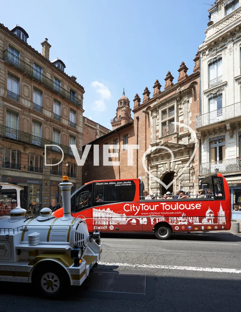 Photo TOULOUSE by VIET - City tour et Petit train touristique Place d'Assezat