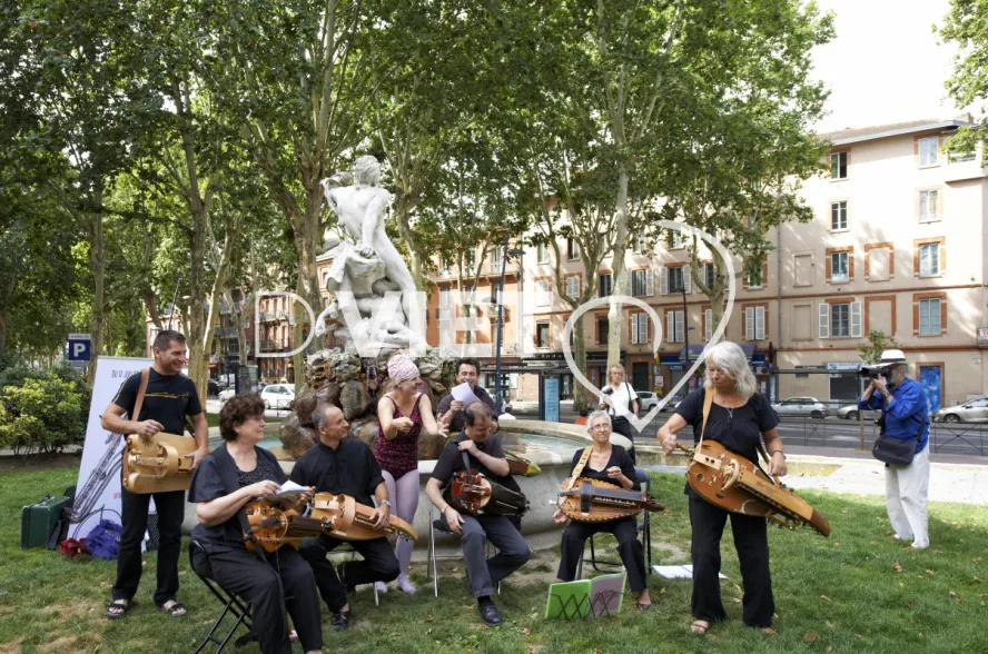 Photo TOULOUSE by VIET - Place Roland Lachez les chiens vielle à roue