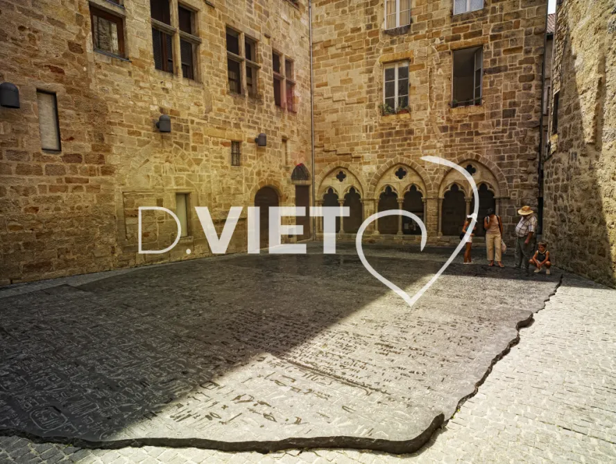 Photo TOULOUSE by VIET - Pierre de rosette sur la place des ecritures