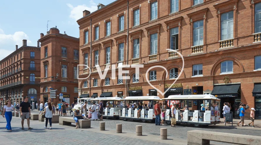 Photo TOULOUSE by VIET - Petit train touristique Place Du Capitole