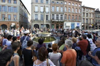 Photo TOULOUSE by VIET - Place Saint Etienne Cie La Baraque musique dans&eacute;e