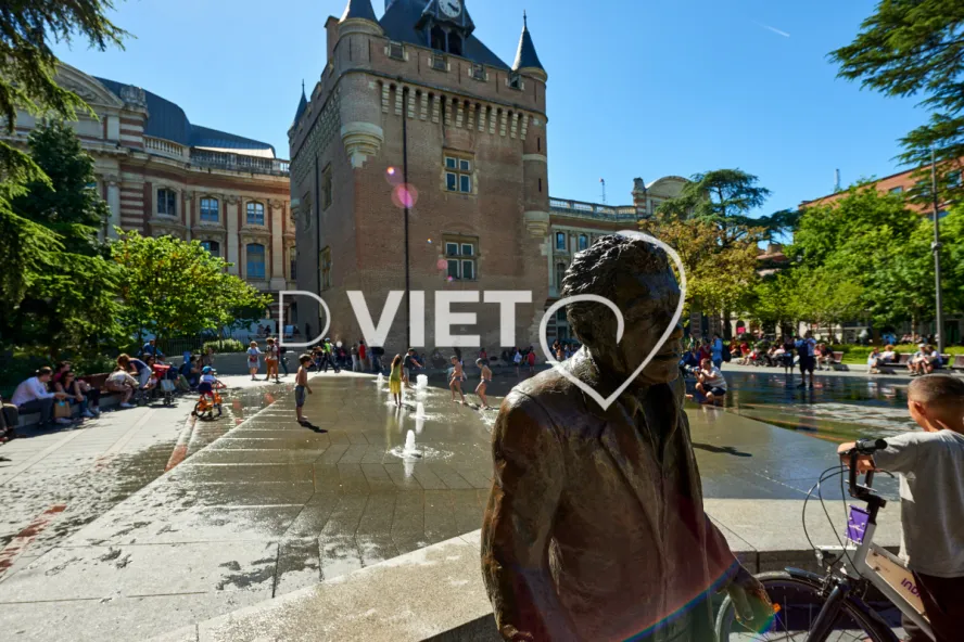 Photo TOULOUSE by VIET - Square Charles de Gaulle CAPITOLE