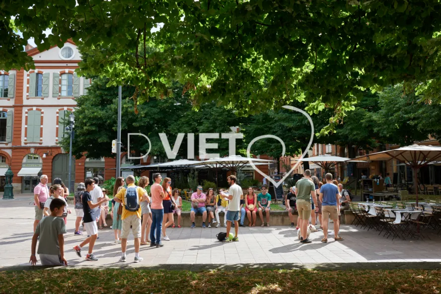 Photo TOULOUSE by VIET - Groupe en visite rue commercante