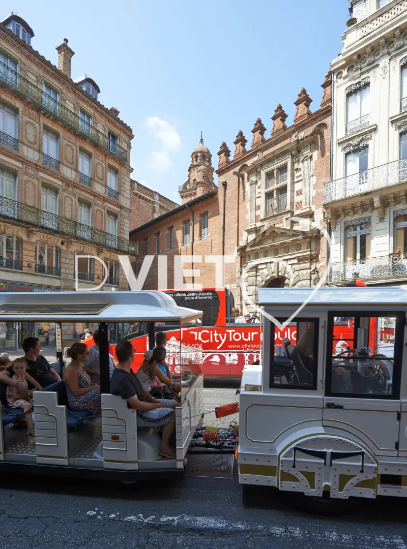 Photo TOULOUSE by VIET - City tour et Petit train touristique Place d'Assezat