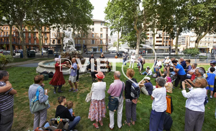 Photo TOULOUSE by VIET - Place Roland Lachez les chiens vielle à roue