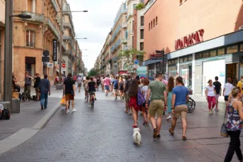 Photo TOULOUSE by VIET - Groupe en visite rue commercante