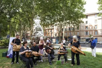 Photo TOULOUSE by VIET - Place Roland Lachez les chiens vielle &agrave; roue