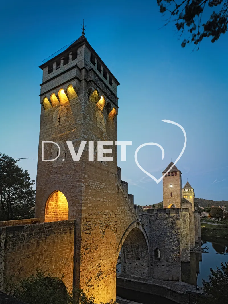 Photo TOULOUSE by VIET - Le pont Valentré franchissant le Lot