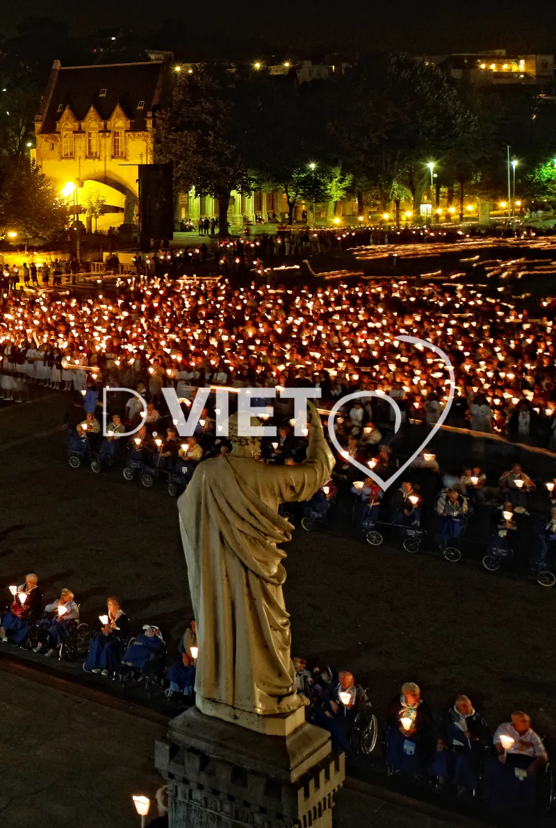 Photo TOULOUSE by VIET - processsion de nuit