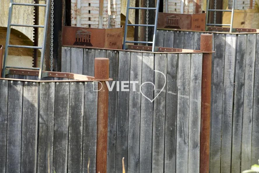 Photo TOULOUSE by VIET - OUVRAGE DU LIBRON