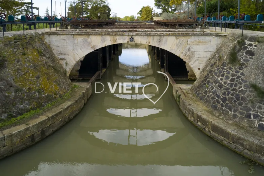 Photo TOULOUSE by VIET - OUVRAGE DU LIBRON