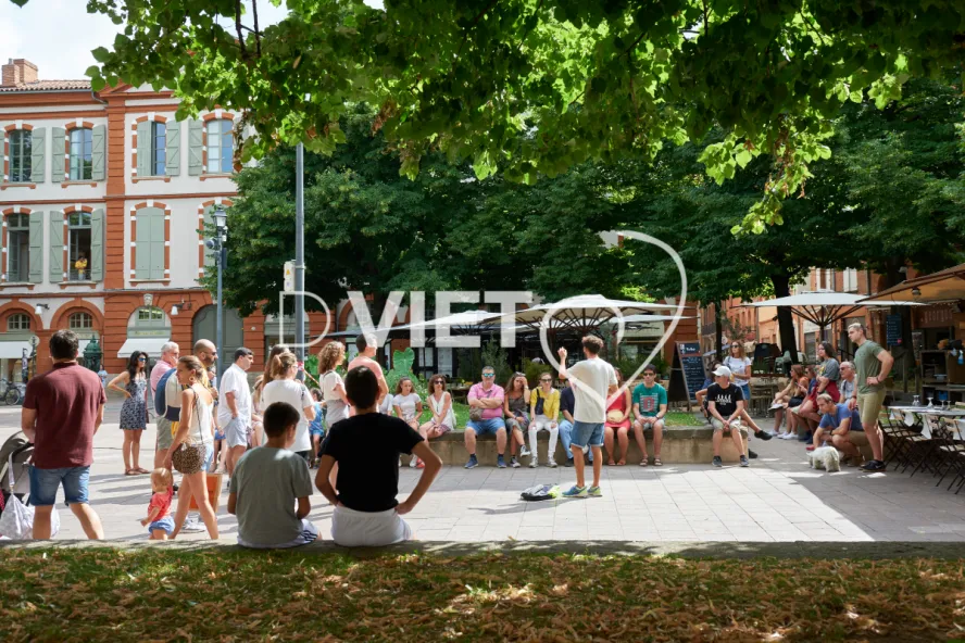 Photo TOULOUSE by VIET - Groupe en visite rue commercante