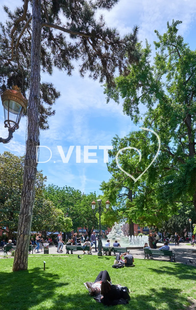 Photo TOULOUSE by VIET - la place et sa fontaine Goudouli