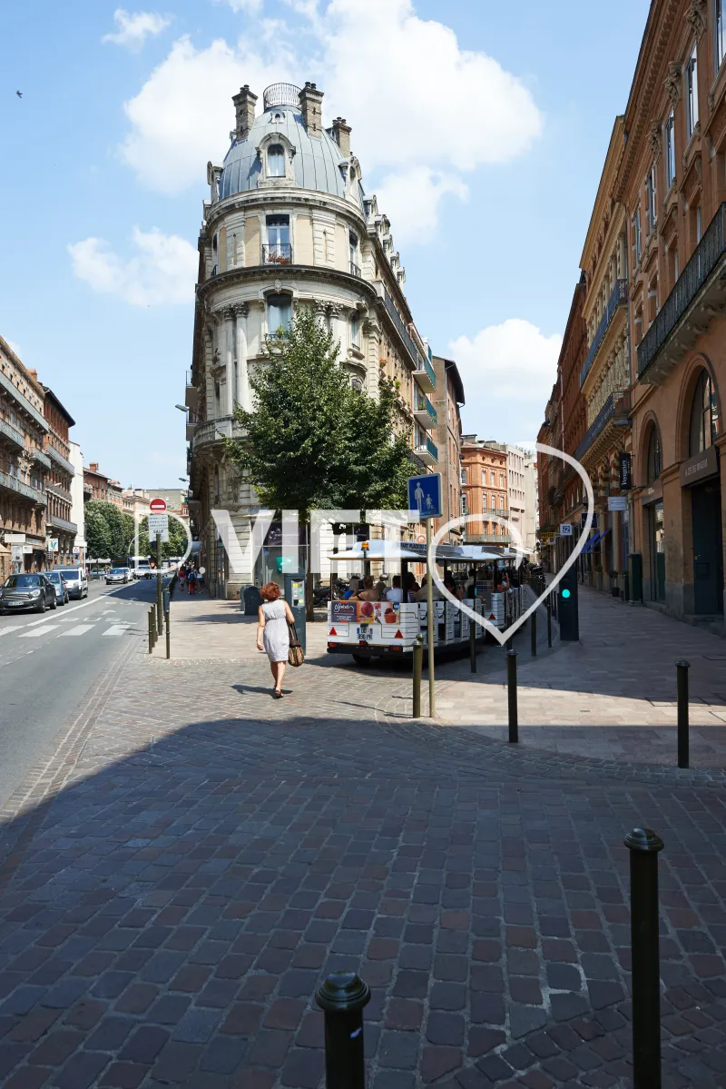 Photo TOULOUSE by VIET - Petit train touristique rue Donjon du Capitolee la Trinite