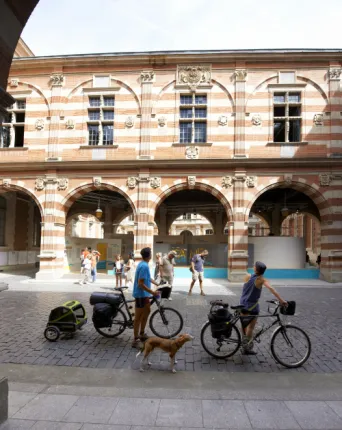 Photo TOULOUSE by VIET - Cour Henri IV Touristes italiens